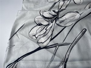 Fastvævet viscose - store blomster på lys gråblå bund